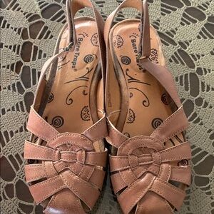 BareTraps Tan Woven Sandals Classic Comfort